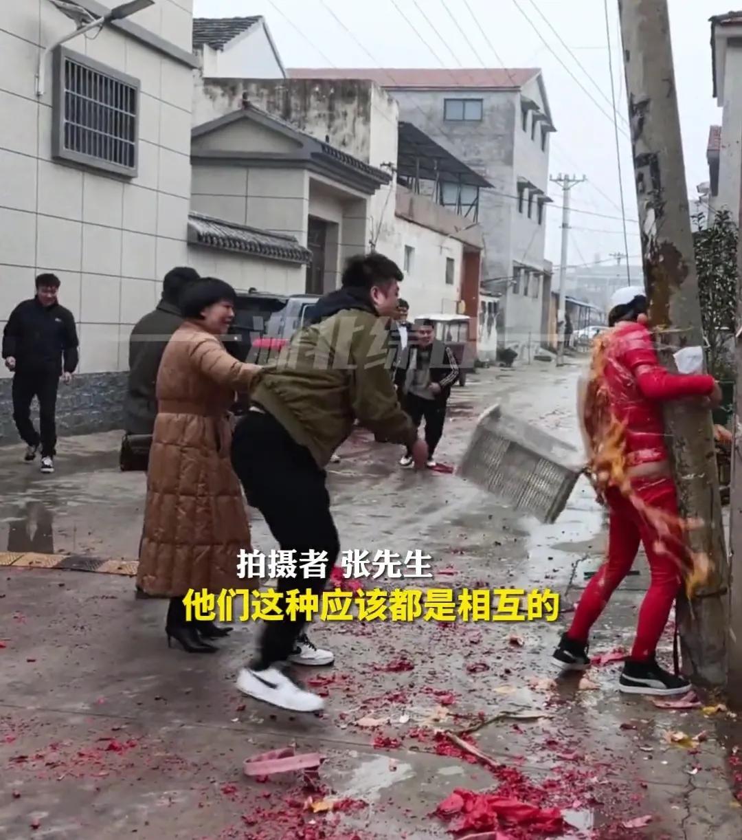 河南周口，整筐鸡蛋，一下砸向新郎，过度的婚闹何时休