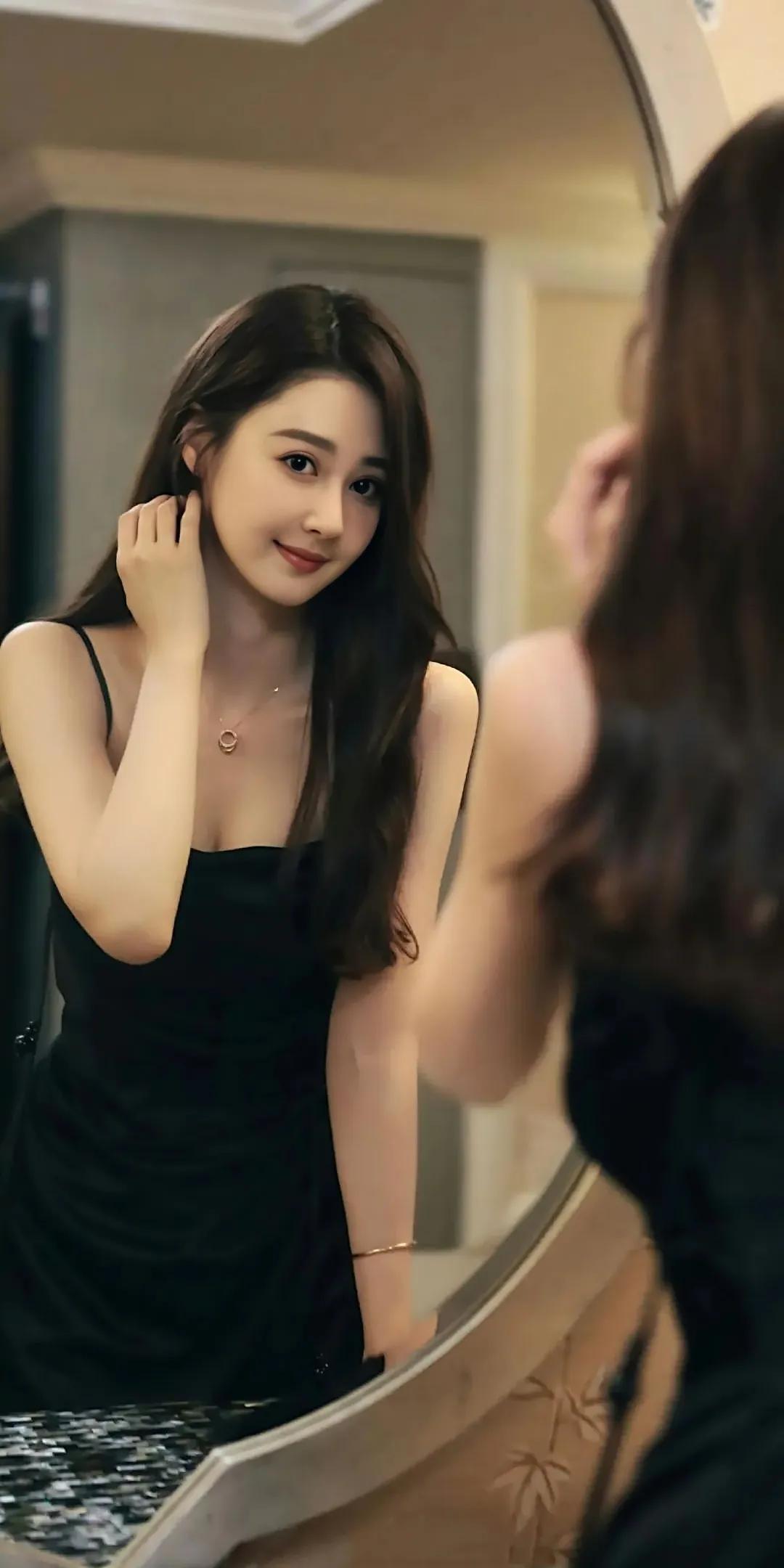 黑色衣服又简约又好看,黑色衣服显庄重而不失优雅