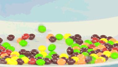 小时候吃的那种彩虹糖一片一片的 (小时候吃的长长的彩虹糖)