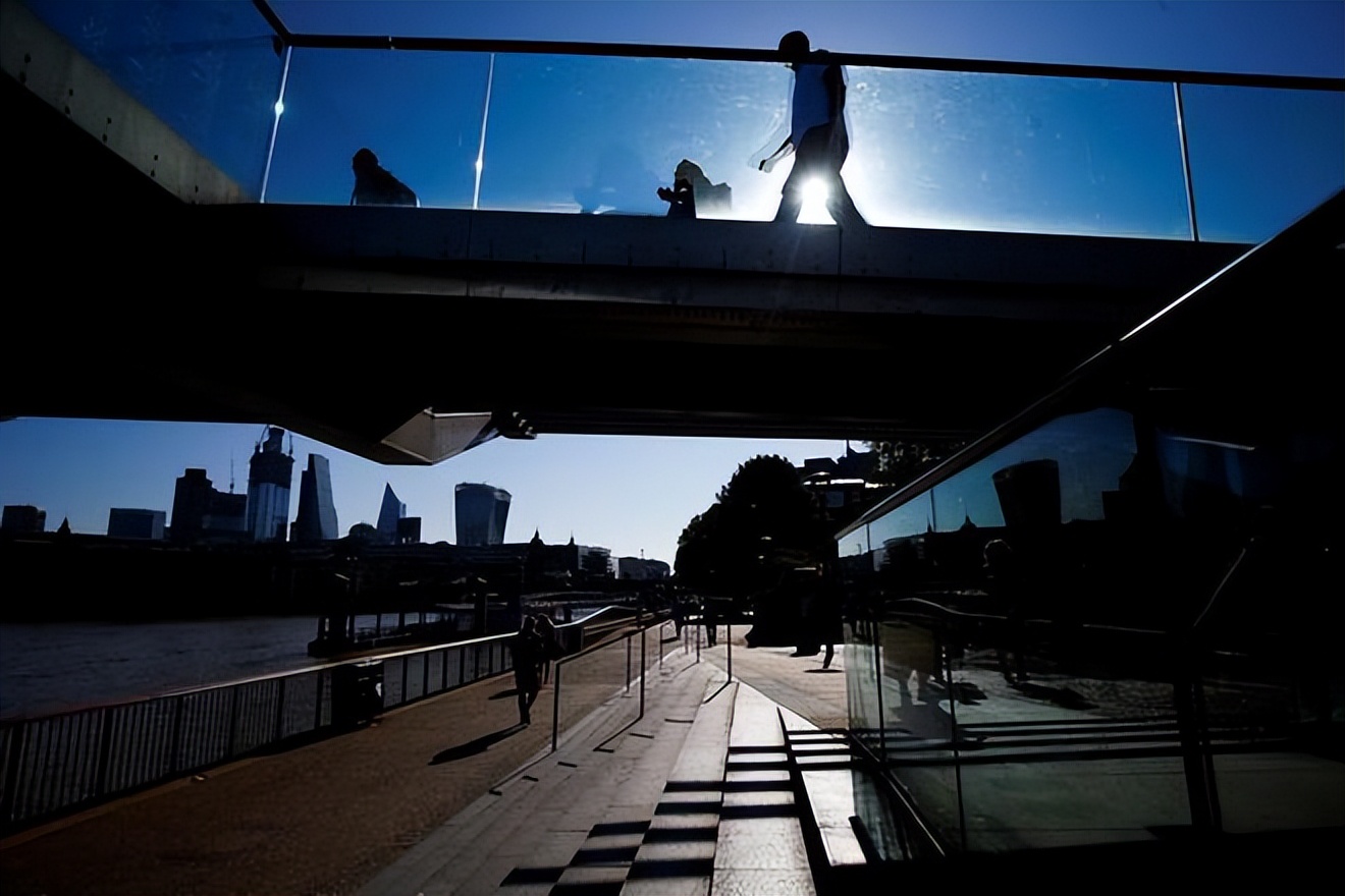 英国基建顶不住高温了：铁轨热着火沥青路弄黑白鞋底