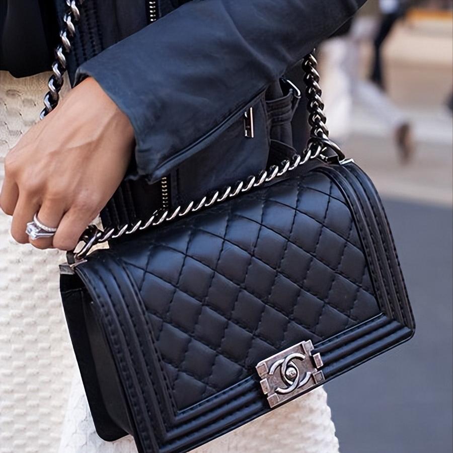 女性一定要买个奢侈品包包吗,为什么女生要有一个奢侈品包包