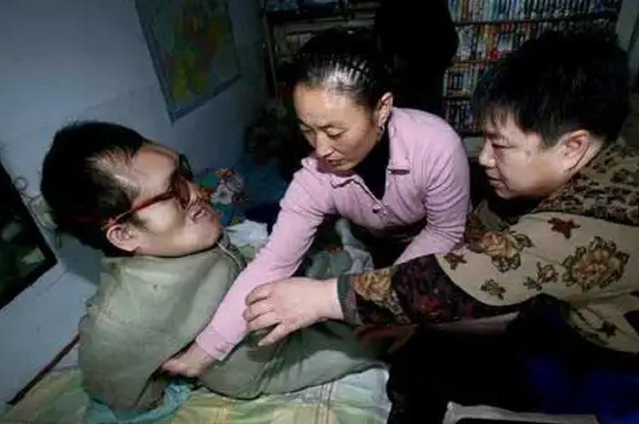 男孩得了怪病头部巨大,男孩得了怪病只有半个头