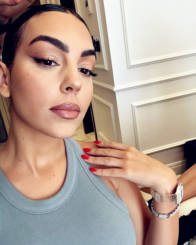 乔治娜在沙特的图片,乔治娜沙特造型