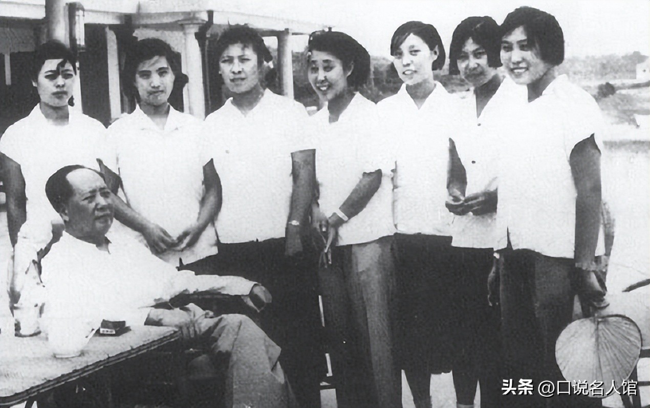 毛主席途经天津，问起狗不理包子取名缘由，一列车员回答引人大笑