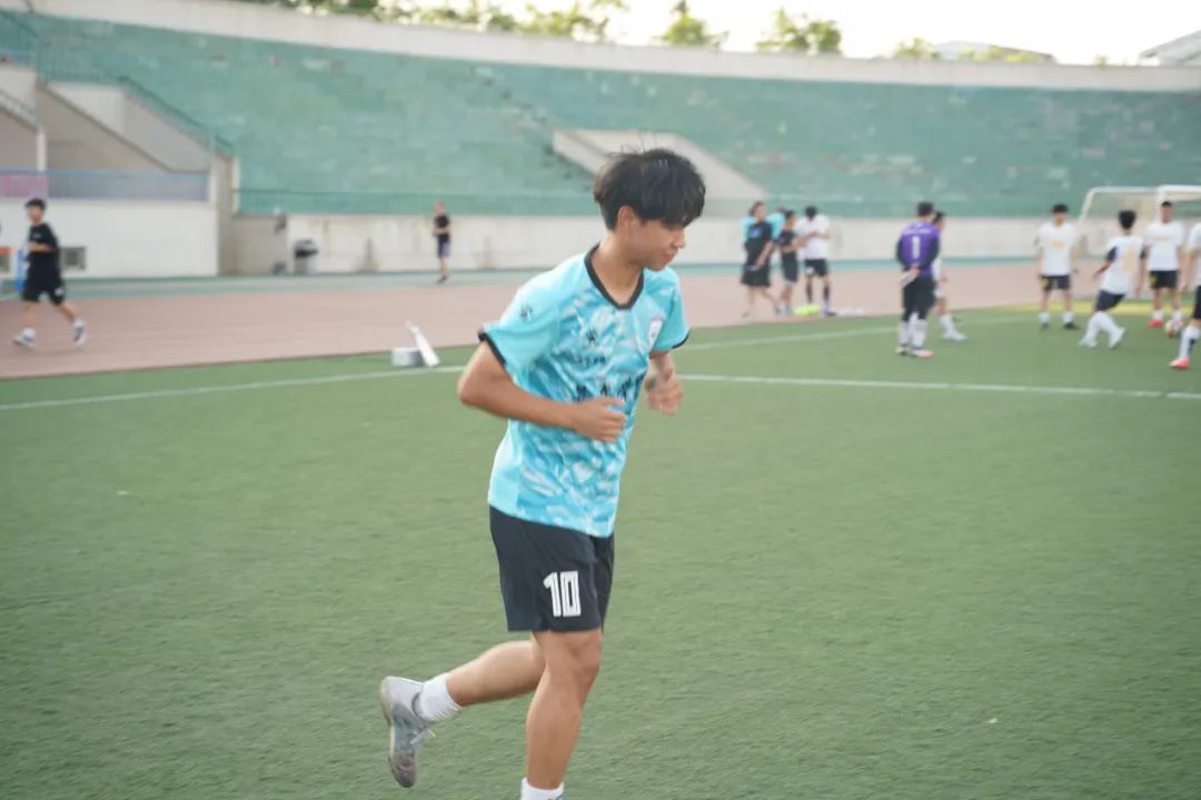 足球少年丨西安外国语大学杜真方：往前走，朝着光