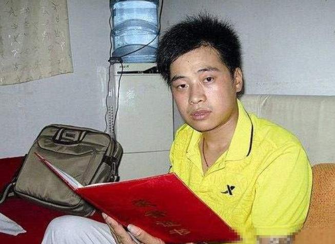 托举哥爬上四楼外墙救下2岁小孩,托举哥徒手爬楼救孩子