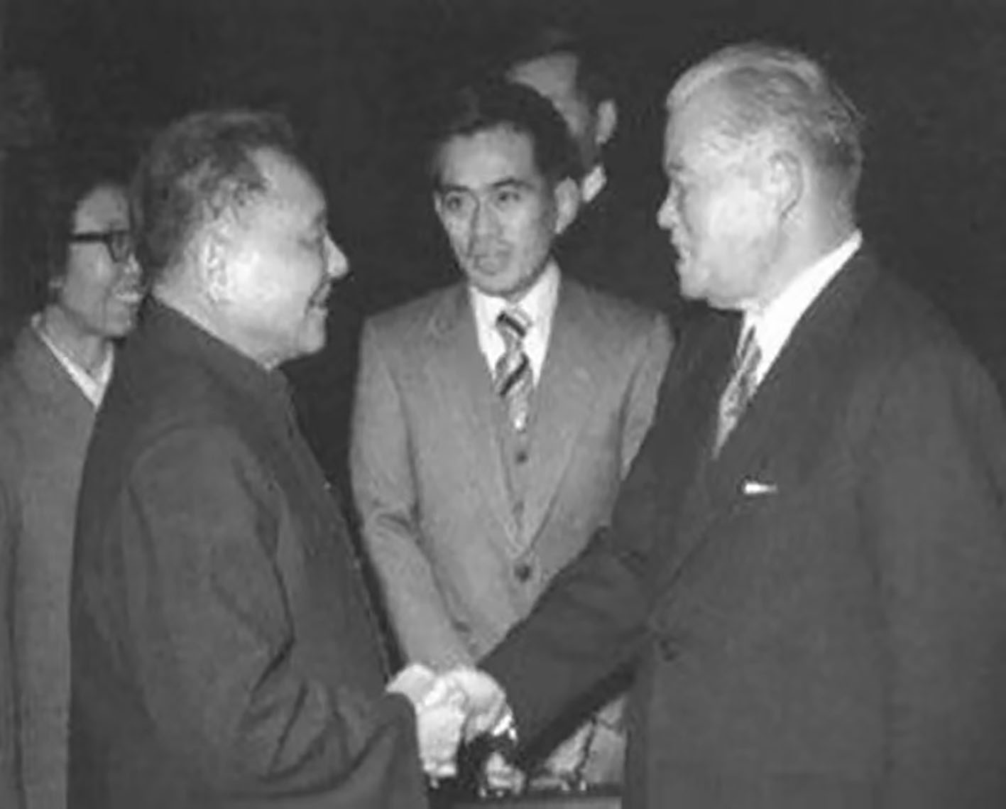 78年邓公外出访问,他紧紧握住一名日本人的手说:请帮助中国