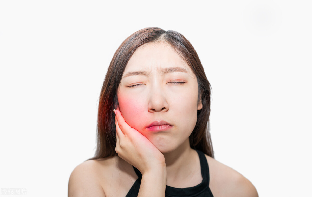 吃饭老是咬到口腔是不是饭有问题,老人总是咬舌头和腮帮子怎么回事