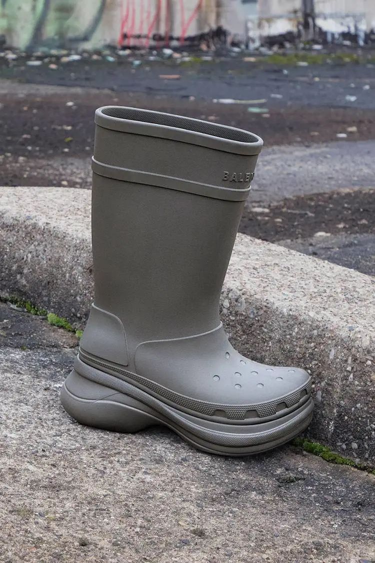 顶流卖丑大翻车！11万的透视裤、露奶衫，25万的飞机包，狗都不买