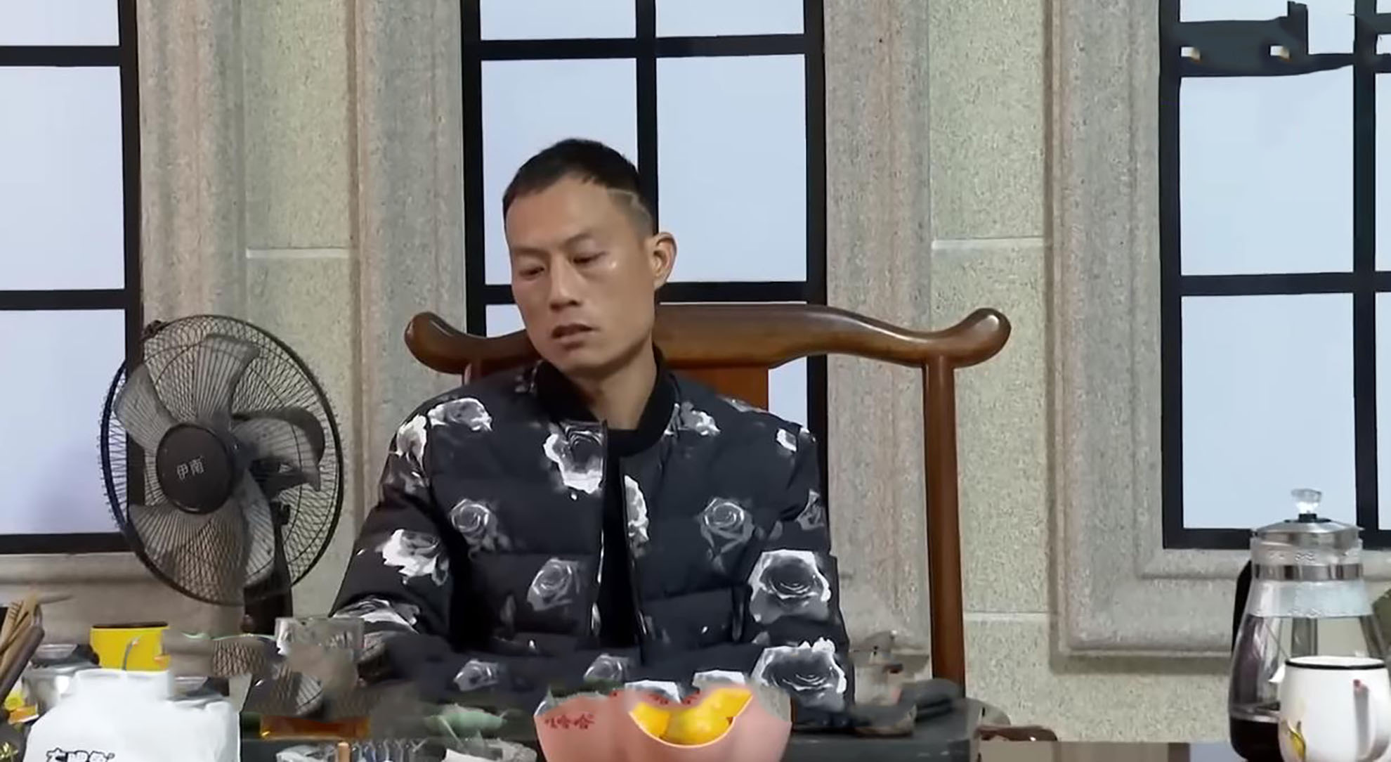 丈夫投资失败妻子摆摊还债,丈夫向妻子娘家借钱创业