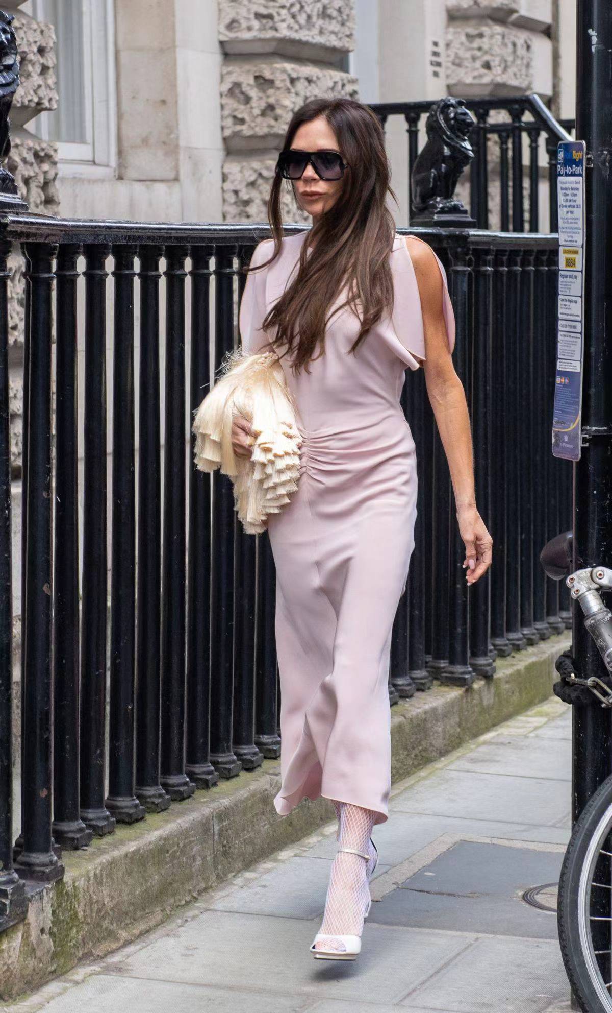 贝嫂穿搭,17年贝嫂纽约时装周穿搭