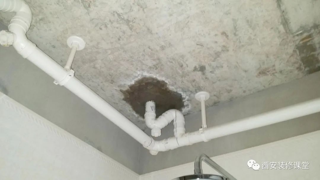 装修好的卫生间漏水怎么补救,楼下装修砸墙造成楼上卫生间漏水