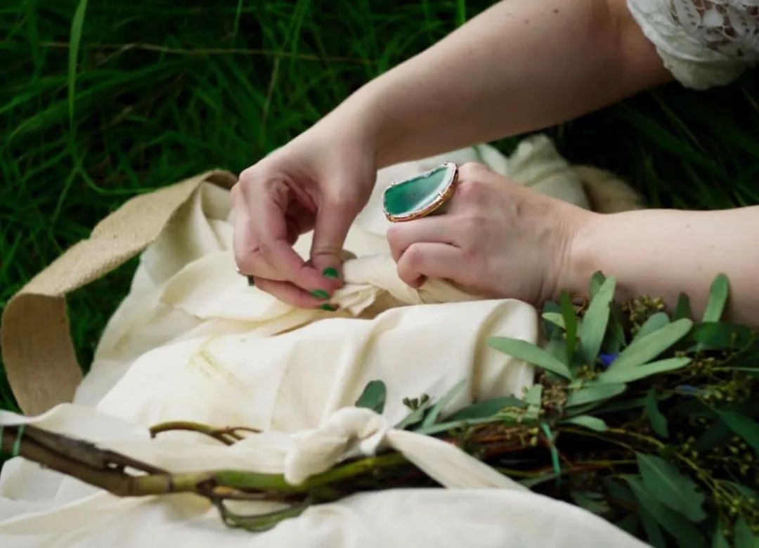 80后女孩记录世界奇葩葬礼，吸粉200万