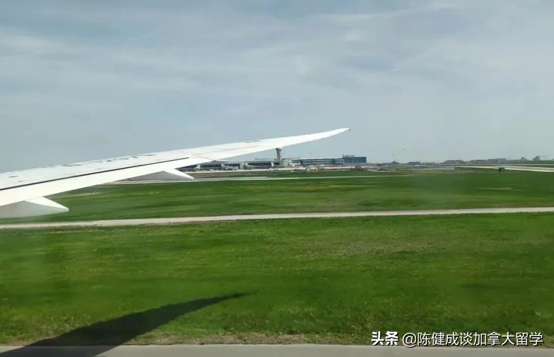 参加“多大”孩子毕业典礼的云姐搭南航航班离境和入境加拿*纪大**实