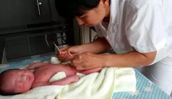 四个月宝宝体温37度5算发烧吗,10岁孩子37.5体温算发烧吗