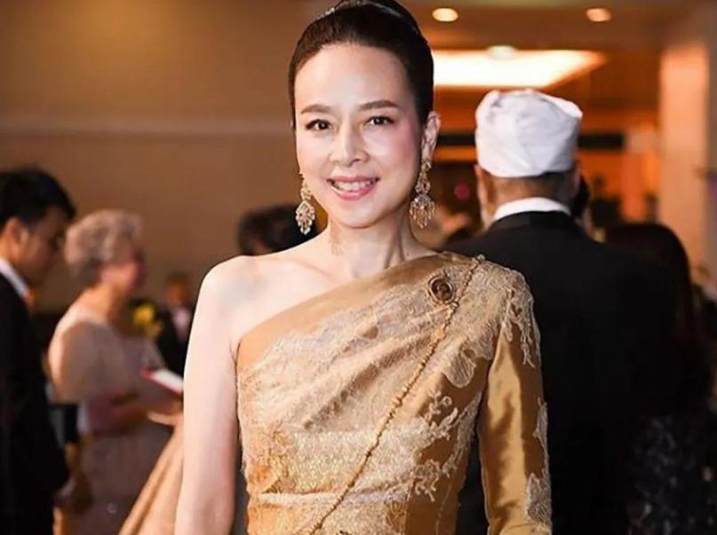 泰王屈膝礼,苏提达生日庆典