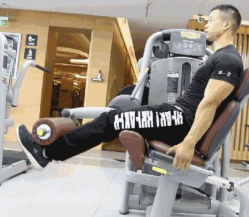 抬腿上楼梯时膝关节疼是怎么回事,上下楼梯膝关节疼痛是怎么回事