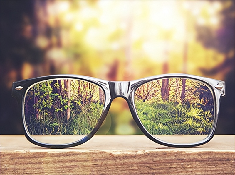 近视眼手术费用是根据度数决定吗,近视眼晶体植入手术适合的度数