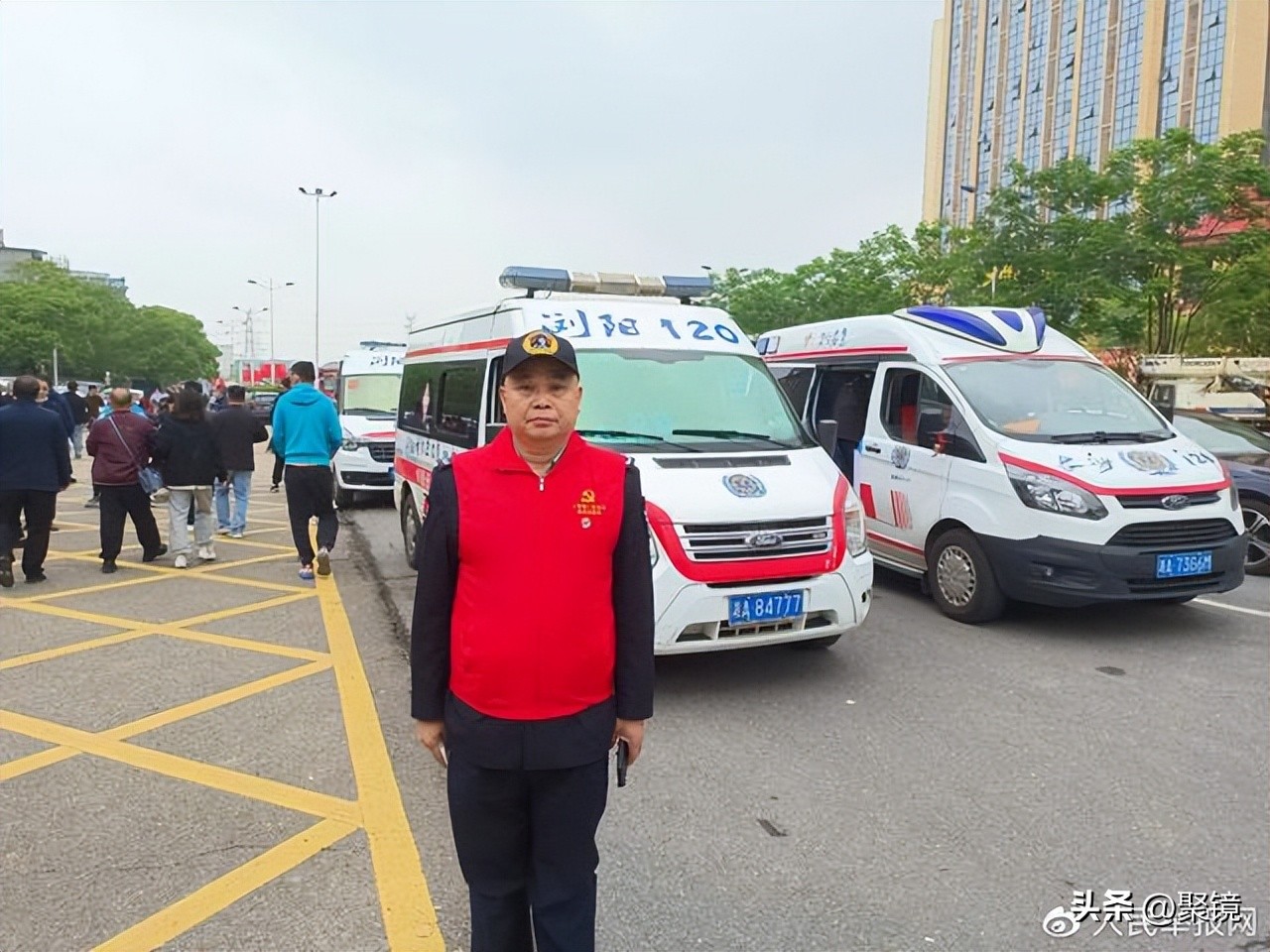 把信仰读本《雷锋》送给每一位中华儿女