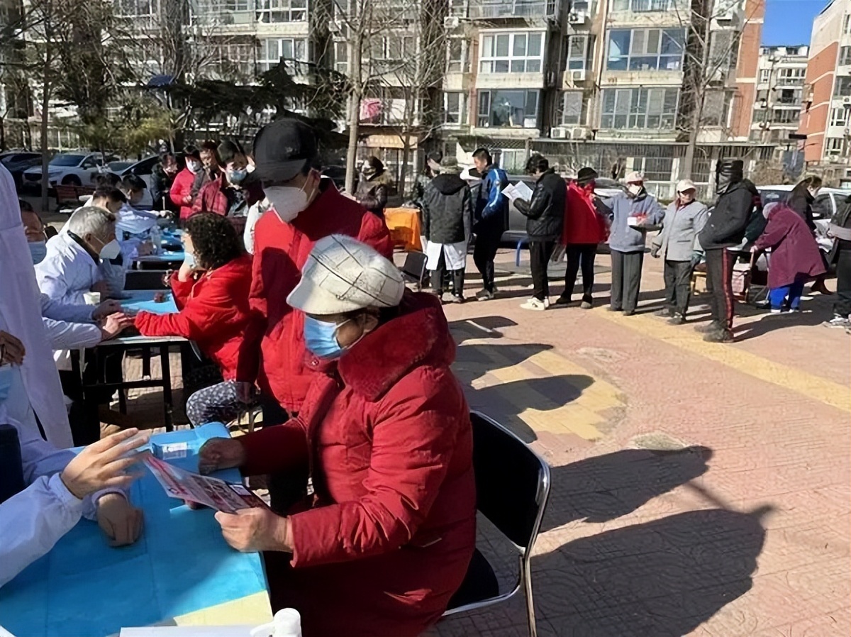 坚守基层四十余年的老中医,76岁老中医退休后坚持奋斗在一线