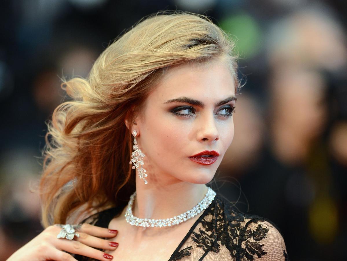 美女超模行为异常，蓬头光脚上飞机，吸食不明液体精神恍惚