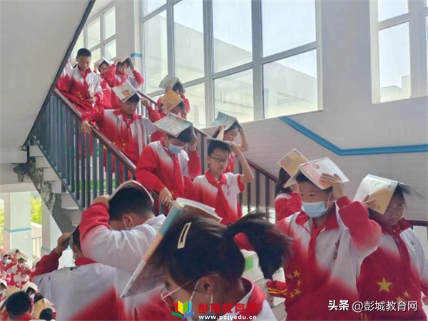 小学防震减灾安全教育简讯,遇地震莫惊慌