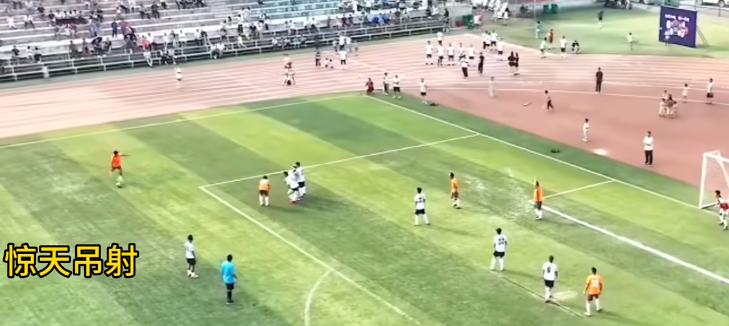 闯球场的球迷,球迷冲进球场拥抱梅西跑了多少米