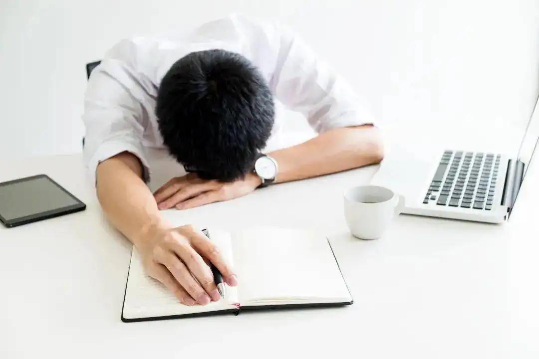 15岁男孩上课打瞌睡是怎么回事,16岁男孩上课经常犯困