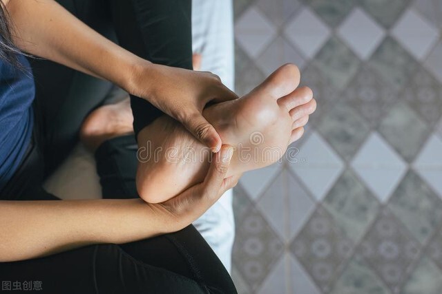 脚底板爱发烫是什么原因,脚底板爱凉是咋回事