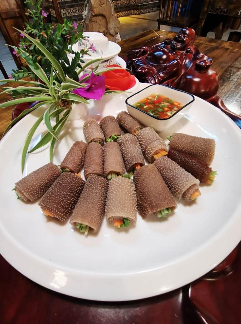 来都江堰的山间溪畔赴一场“好食光”！青山间的火锅店、花园里的小食堂......赏景美食两不误~