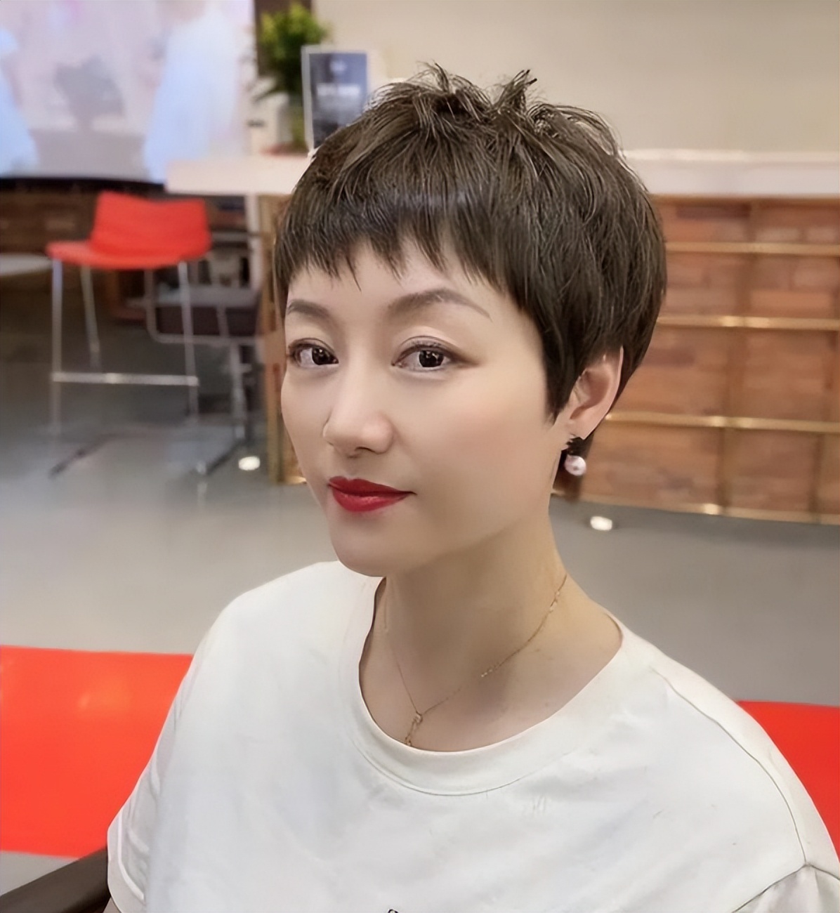 头发细软发量少怎么做造型,女生头发少细软适合怎么做头发