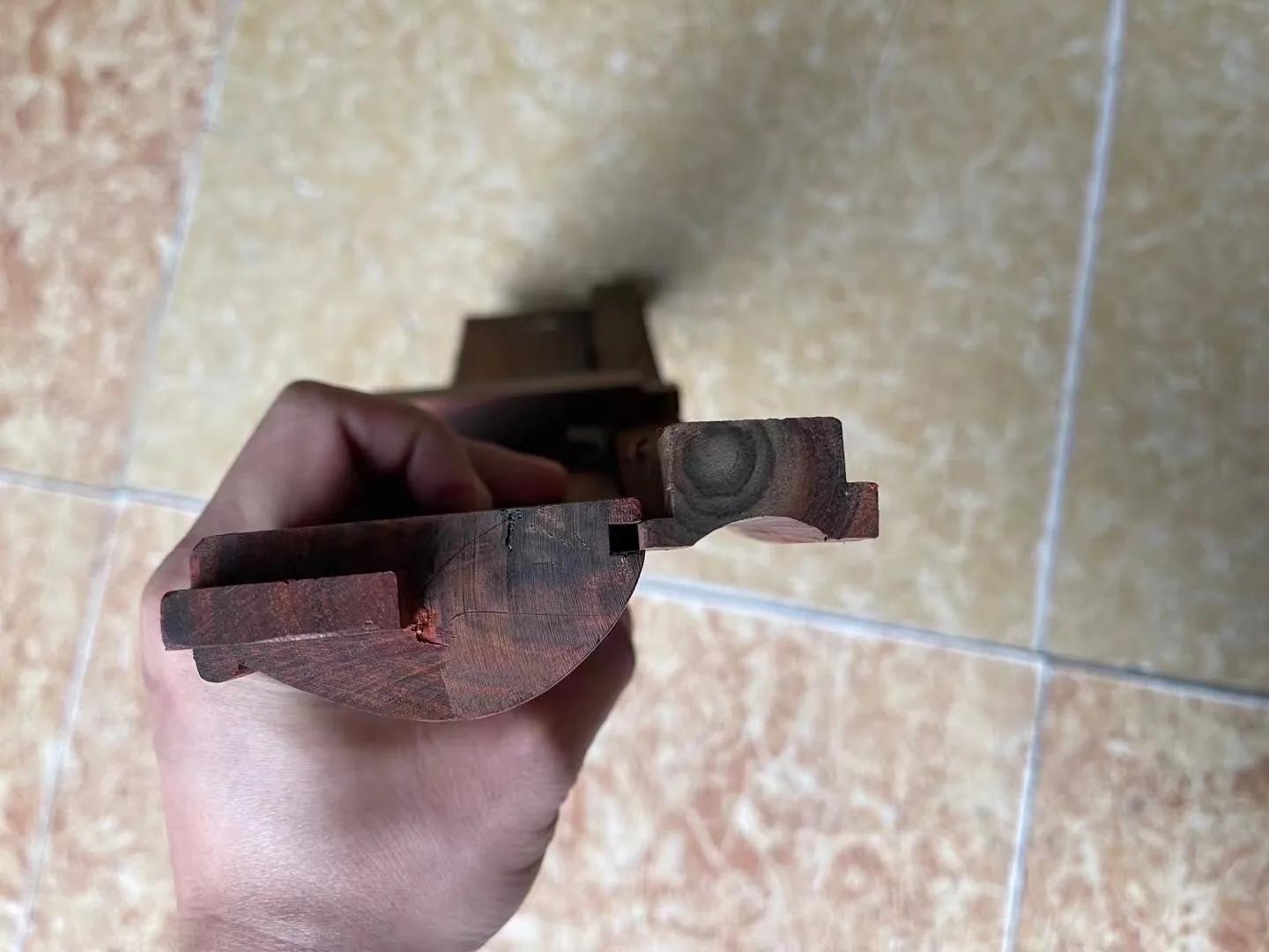 黑飘红属于大红酸枝的顶级吗,大红酸枝开料定制餐桌