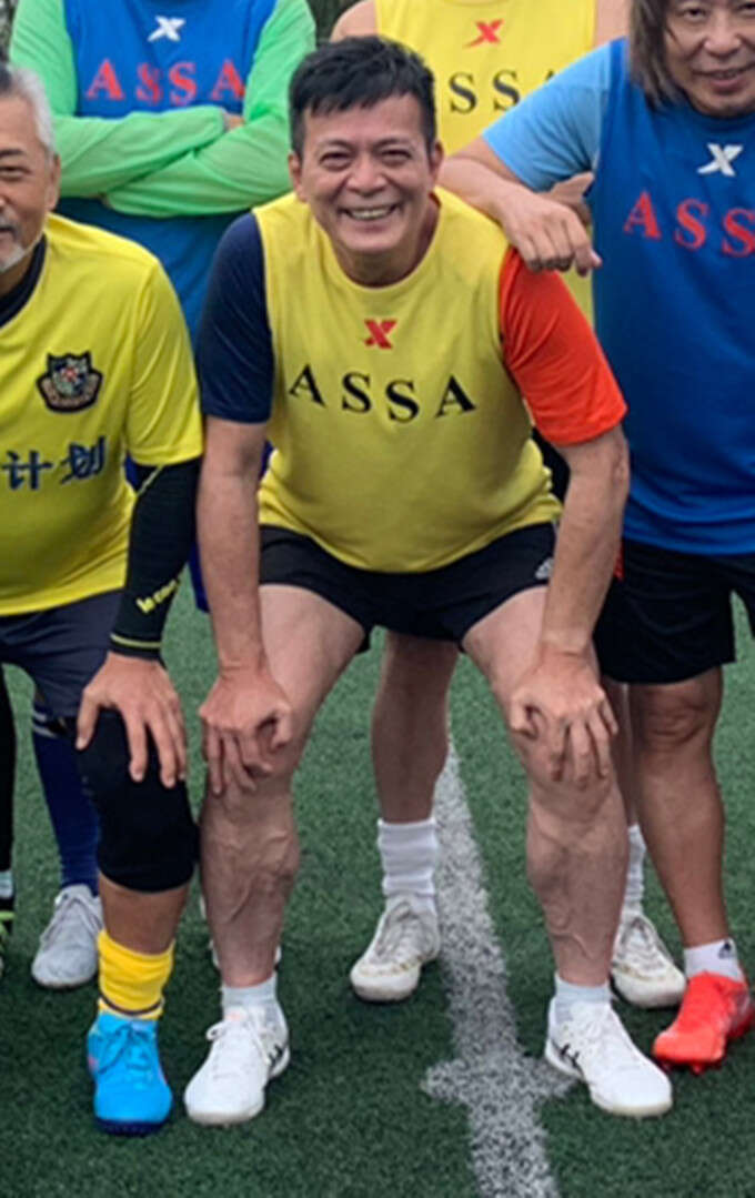 黄日华穿衣风格,黄日华年轻时踢球的视频