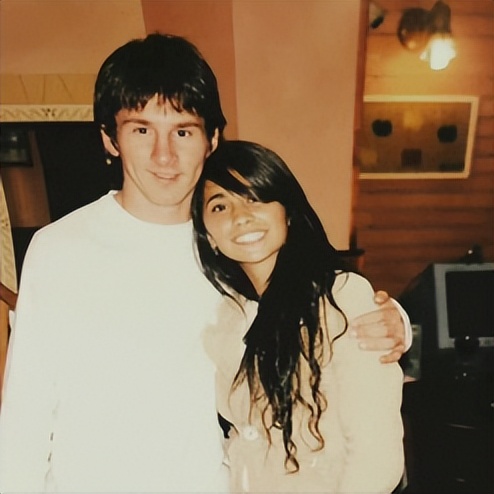 梅西获得金球奖c罗握手梅西,梅西工资卡给老婆