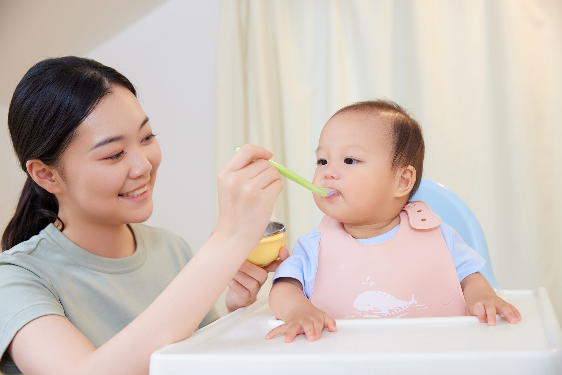 7-24个月婴幼儿营养指导注意要点,0到6个月宝宝的饮食护理
