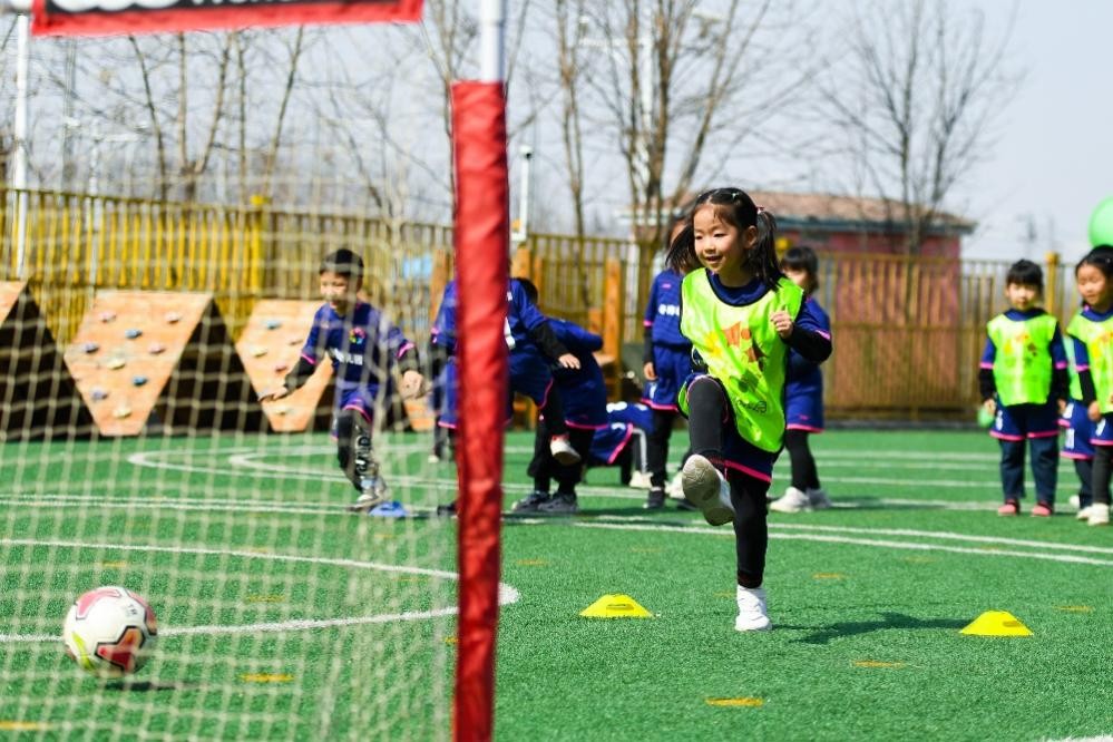 天津小孩儿踢足球,东丽湖小孩踢足球