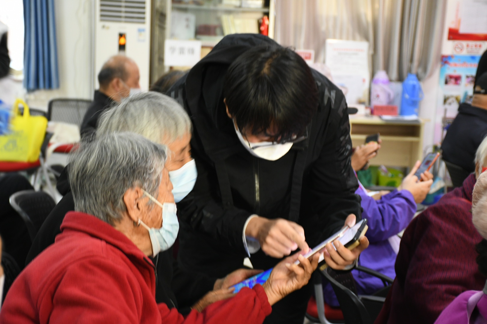 北京市社区科普大学项目走进后仓南社区开展智能手机应用培训