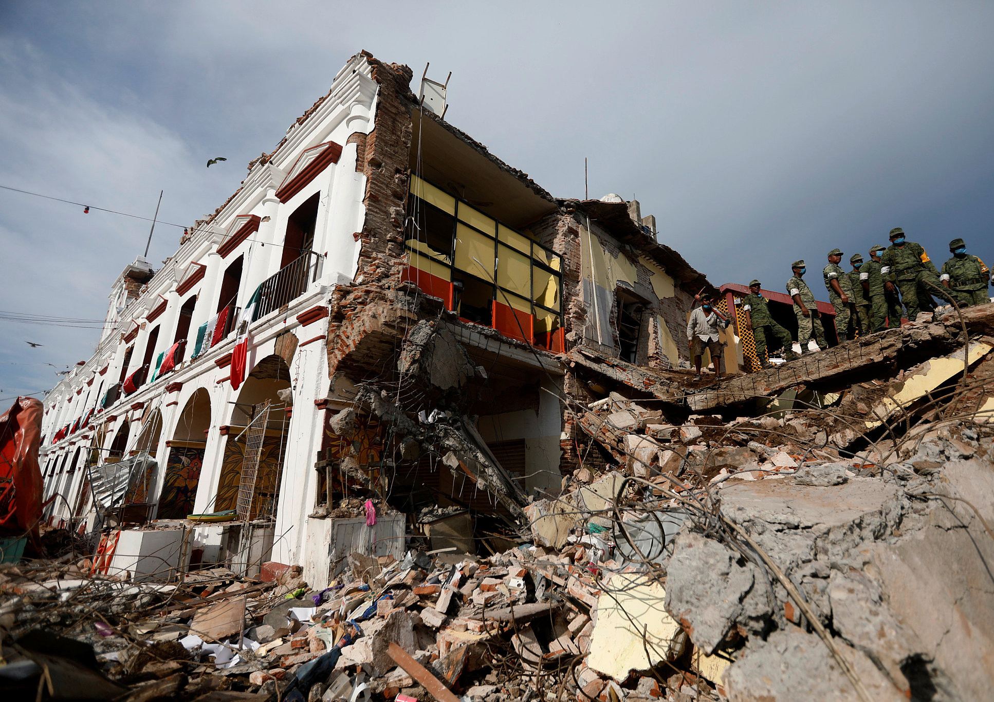 地震了高层怎么避险,地震高楼层如何躲避