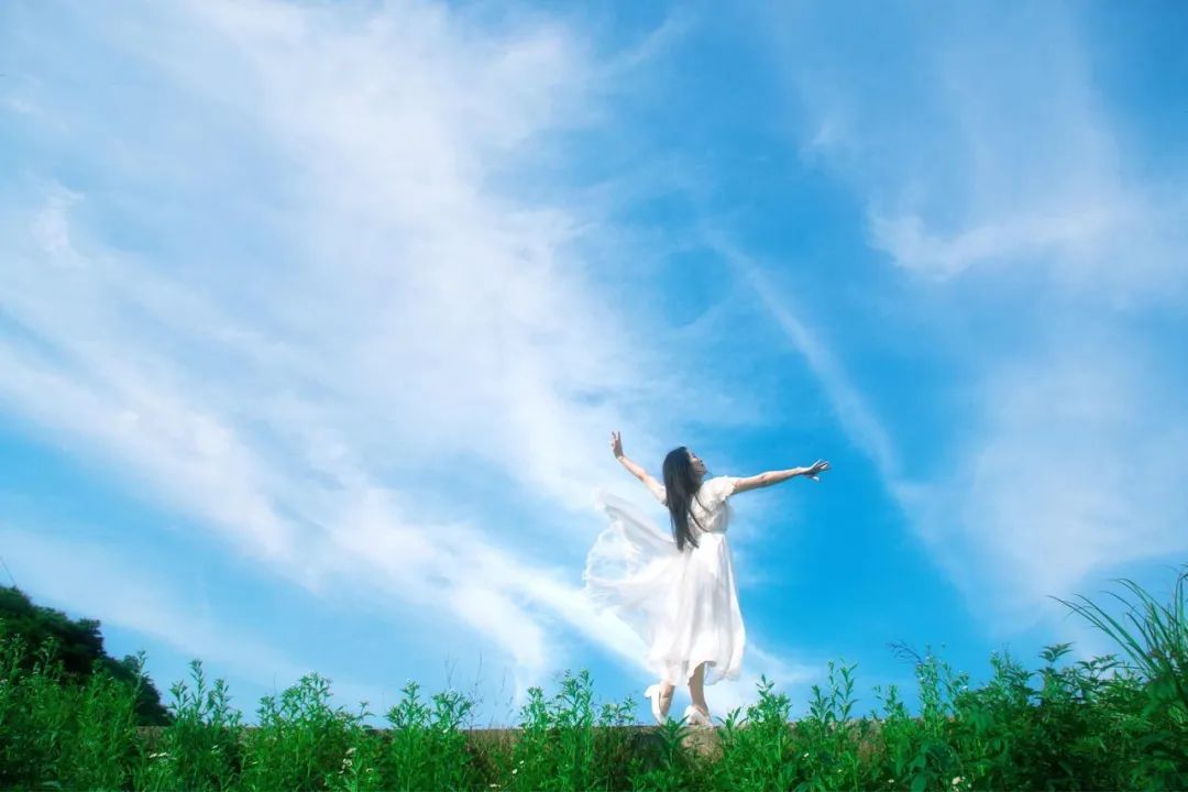 为什么一个人会变得不爱说话,一个人变得不想说话不想和人交往