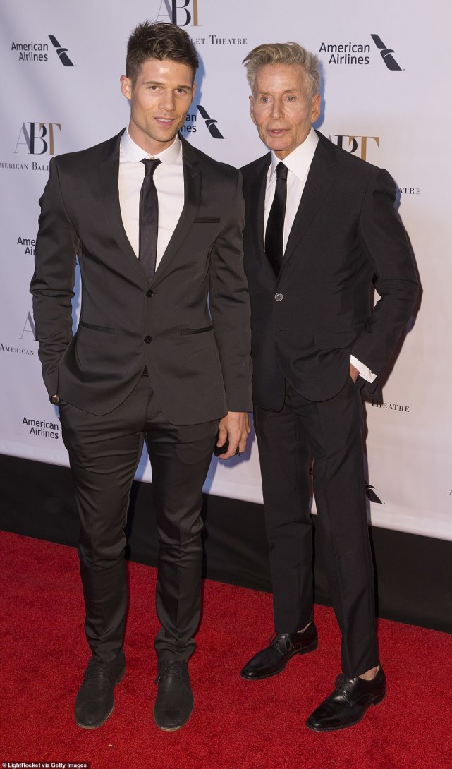 79岁CK创始人的情史，曾有两任漂亮前妻，今和34岁男模约会已六年