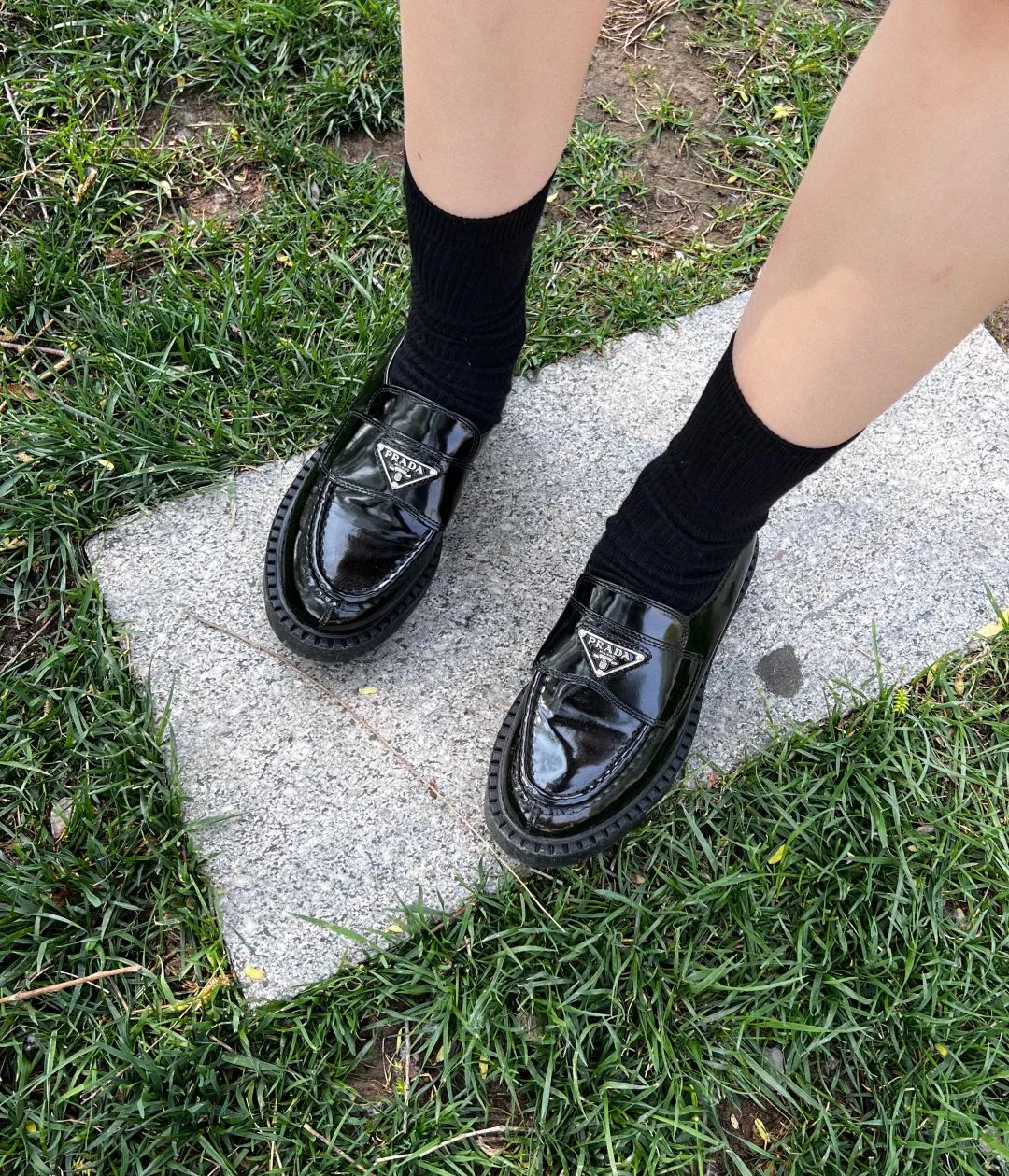 贾玲穿的鞋子品牌,贾玲今年春节穿的鞋