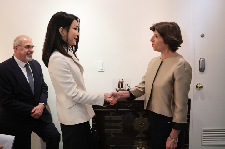 韩第一夫人访美韩服造型,韩第一夫人现身