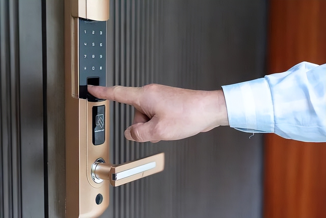 智能锁锁不住外面可以直接打开,被智能密码锁锁在家里怎么办