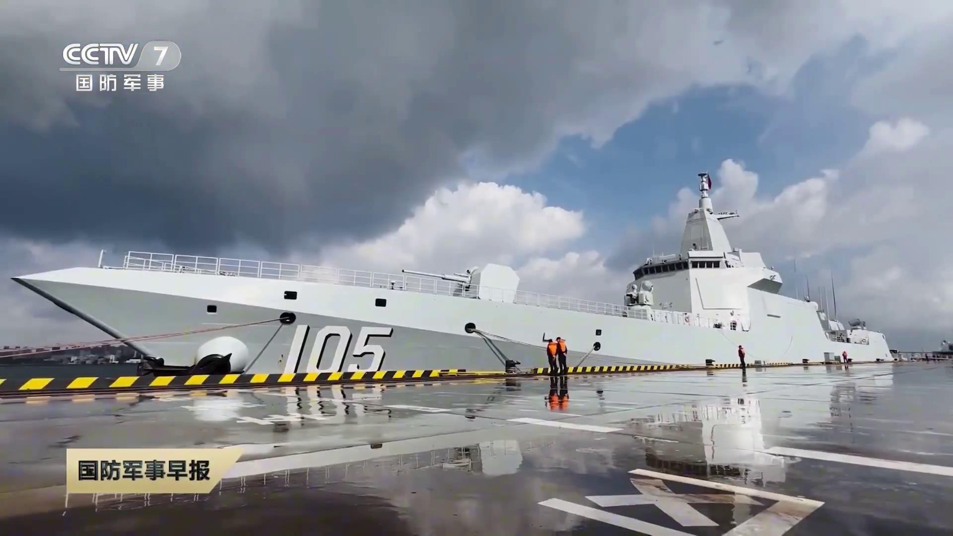 向解放军学习！俄官兵登上052D，在垂发前驻足，笔记本写满要点