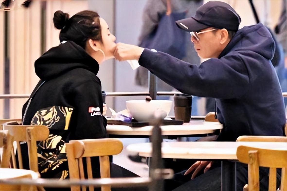 父女“嘴对嘴亲吻”不害臊，以爱的名义满足私欲的行为，该停止了