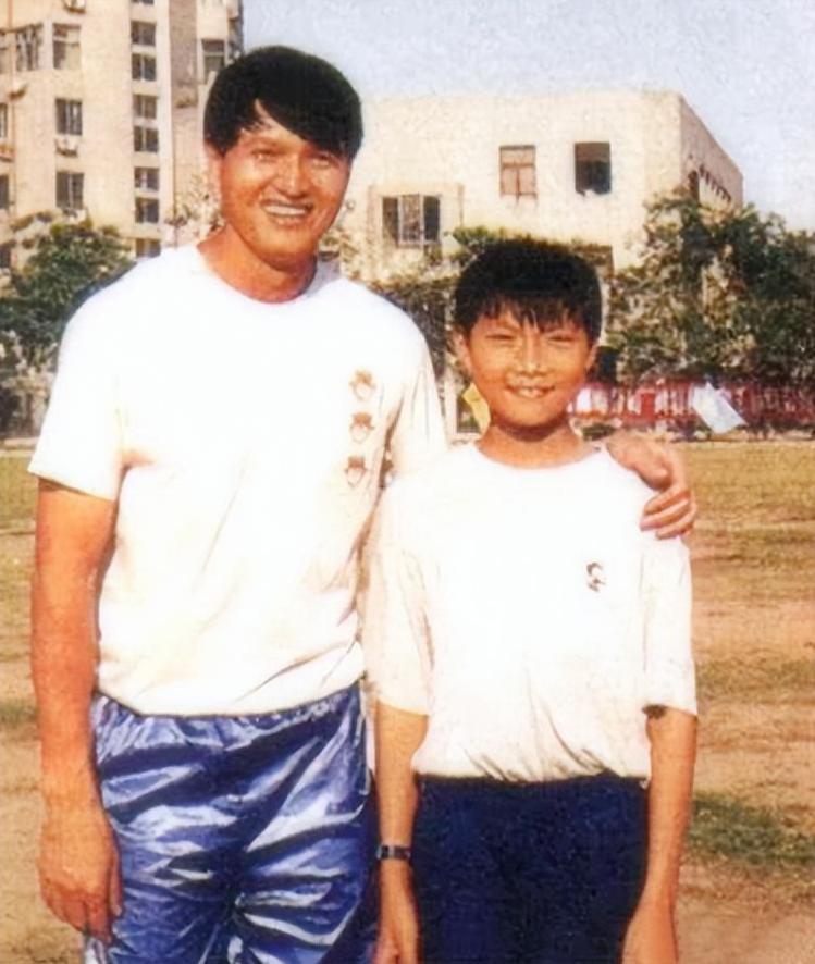 易建联老婆荆灵个人简历,易建联和妻子荆灵