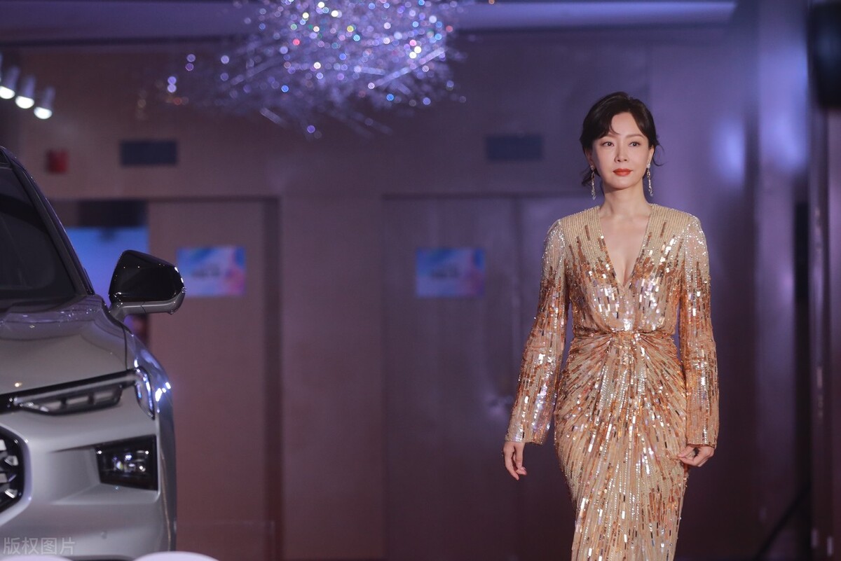 陈数时尚写真百变造型气场十足,帅姐姐陈数穿黑色西装