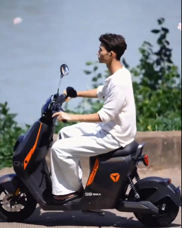 陆仙人每月都回老家，拍自己构思好的视频，骑电车上身直得像钢板