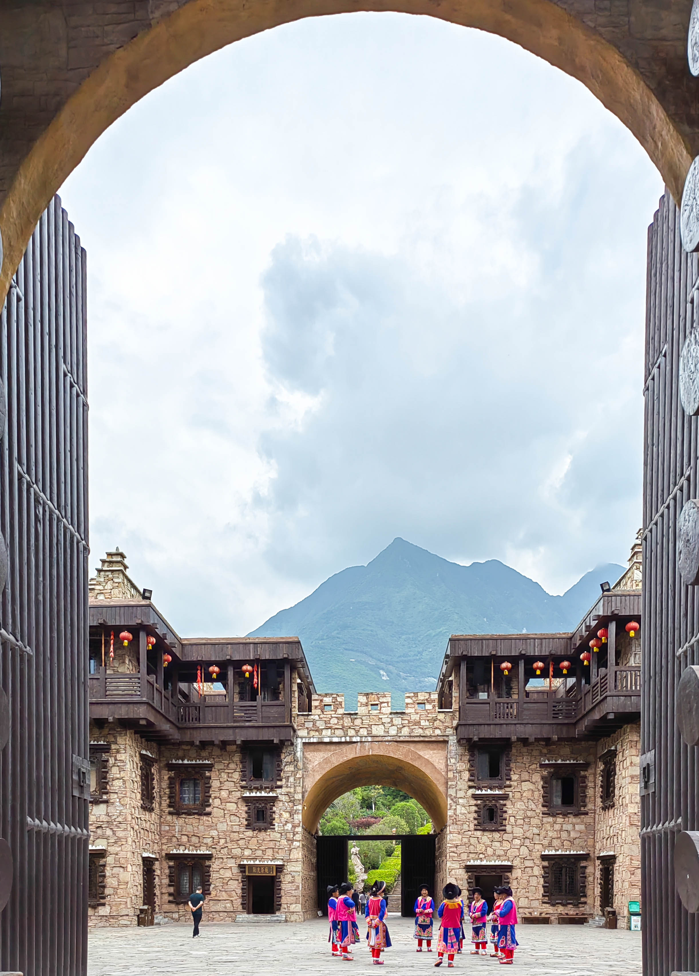 羌族云朵上的舞者,歌曲云朵上的羌族