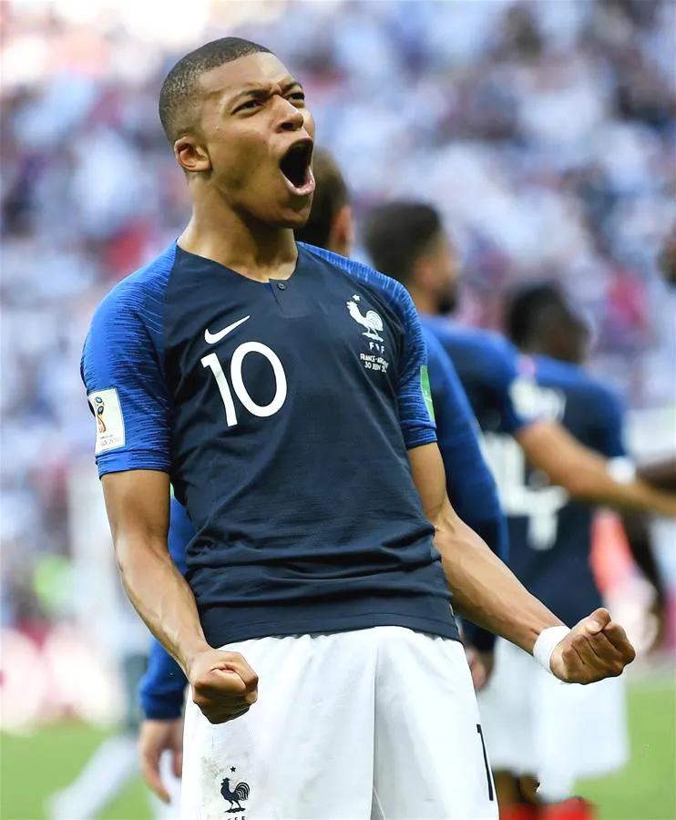 2024年大力神杯梅西和姆巴佩,姆巴佩18岁拿到大力神杯